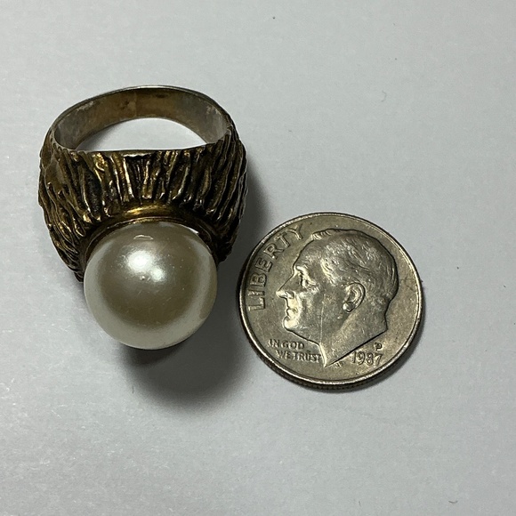 Sterling Silver Gold Tone Ring with Single Large Pearl. Size 4.75 - Picture 8 of 9